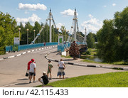 Россия, Ярославль. Вид на Даманский мост, ведущий в Даманский парк. Летний солнечный день (2023 год). Редакционное фото, фотограф Наталья Николаева / Фотобанк Лори