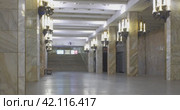 Центральный зал станции метро Пушкинская в Ташкенте, Узбекистан. Centrall hall of Pushkin metro station in Chilonzor line. Interior view. (2024 год). Стоковое видео, видеограф Александр Кузнецов / Фотобанк Лори