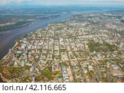 Город Хабаровск и река Амур с высоты птичьего полета в ясный, солнечный день (2022 год). Редакционное фото, фотограф Сергей Крамарев / Фотобанк Лори