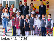 Ученики и родители на школьной линейке 1 сентября. Бердск, Новосибирская область, Западная Сибирь. (2019 год). Редакционное фото, фотограф Евгений Мухортов / Фотобанк Лори
