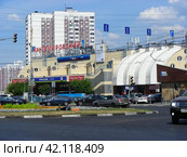 Торговый центр «Кантемировский». Отделение банка "ВТБ24". "Уралсиб Банк". Кантемировская улица, 47. Район Царицыно. Москва (2014 год). Редакционное фото, фотограф lana1501 / Фотобанк Лори