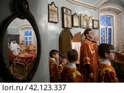 Хиротония диакона Леонида Вадимовича Певень во пресвитера в Николо-Архангельском храме Балашихи (2024 год). Редакционное фото, фотограф Дмитрий Неумоин / Фотобанк Лори