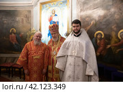Общий снимок в алтаре в день хиротонии диакона Леонида Вадимовича Певень во пресвитера в Николо-Архангельском храме Балашихи (2024 год). Редакционное фото, фотограф Дмитрий Неумоин / Фотобанк Лори