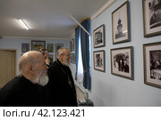 Епископ Балашихинский и Орехово-Зуевский Николай осматривает выставку по истории храма (2024 год). Редакционное фото, фотограф Дмитрий Неумоин / Фотобанк Лори