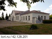 Железнодорожный вокзал на станции Павелец-Тульский в Рязанской области. Building of Pavelets 1 Tulsky railway station. Sunny summer view. (2021 год). Стоковое фото, фотограф Александр Кузнецов / Фотобанк Лори