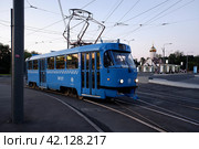 Синий трамвай Татра возле метро Щукинская, Москва. Blue Tatra tram car close to Shchukinskaya metro station. Summer sunset view. (2021 год). Редакционное фото, фотограф Александр Кузнецов / Фотобанк Лори
