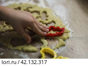 Ребенок делает домашнее печенье. Стоковое фото, фотограф Евгения Колодкина / Фотобанк Лори