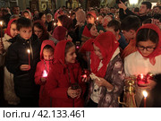 Пасха 2018 года в Успенском храме Новодевичьего монастыря, Москва. Дети на литургии. Редакционное фото, фотограф Дмитрий Неумоин / Фотобанк Лори