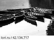 Boats on Phewa lake, Pokhara, Nepal. Black and white image (2015 год). Стоковое фото, фотограф VittoriaChe / Фотобанк Лори