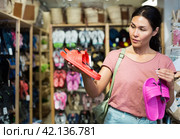 Woman choosing jandals in store. Стоковое фото, фотограф Яков Филимонов / Фотобанк Лори
