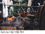 Moscow seasons. A traditional craft. Blacksmith's work with metal. Hammer and anvil. Russian traditions. Moscow. Russia (2023 год). Стоковое фото, фотограф Photojuli / Фотобанк Лори