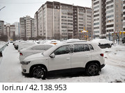 Зимняя заснеженная парковка во дворе жилого городского микрорайона. Редакционное фото, фотограф Сергеев Валерий / Фотобанк Лори