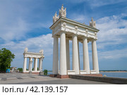 Пропилеи центральной парадной лестницы на набережной Волги солнечным июньским днем. Волгоград (2023 год). Стоковое фото, фотограф Виктор Карасев / Фотобанк Лори