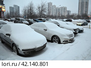 Зимняя заснеженная парковка во дворе жилого городского микрорайона. Редакционное фото, фотограф Сергеев Валерий / Фотобанк Лори