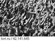 Футбольные фанаты на трибунах спортивного стадиона. Редакционное фото, фотограф Сергеев Валерий / Фотобанк Лори