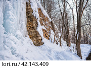 Заледеневший водопад на каменной подпорке склона. Стоковое фото, фотограф Илья Старков / Фотобанк Лори