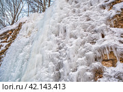 Заледеневший водопад на каменной подпорке склона. Стоковое фото, фотограф Илья Старков / Фотобанк Лори