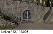 The entrance to the tomb of the Griboyedov couple. Mtatsminda Pantheon. Tbilisi. Georgia. 04.09.23 (2023 год). Редакционное фото, фотограф Ярославский Максим / Фотобанк Лори