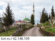 Soguksu Mahallesi Orta Camii. Street view with the Mosque, Turkey (2021 год). Редакционное фото, фотограф EugeneSergeev / Фотобанк Лори