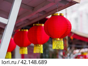 Chinese red Christmas lanterns on Tverskaya Street in Moscow. Close-up. The first ever meeting of the Chinese New Year 2024 in Moscow. Стоковое фото, фотограф Photojuli / Фотобанк Лори