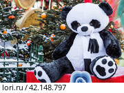 Plush stuffed pandas and Chinese red Christmas lanterns on Tverskaya Street in Moscow. Close-up. The first ever meeting of the Chinese New Year 2024 in Moscow. Стоковое фото, фотограф Photojuli / Фотобанк Лори