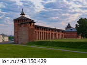 Раннее июньское утро у старинной стены Коломенского кремля. Коломна, Московская область (2023 год). Стоковое фото, фотограф Виктор Карасев / Фотобанк Лори