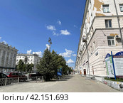 Улица Якова Свердлова в Екатеринбурге летом в солнечную погоду, дом 34 (2021 год). Редакционное фото, фотограф Овчинникова Ирина / Фотобанк Лори