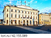 Город Казань. Пешеходный переход возле Казанской городской Думы. Кремлевская улица, дом 3 (2023 год). Редакционное фото, фотограф Александр Тараканов / Фотобанк Лори