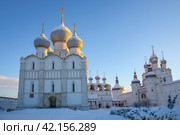 Раннее зимнее утро на территории кремля. Ростов Великий, Ярославская область (2024 год). Стоковое фото, фотограф Анна Карасева / Фотобанк Лори