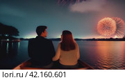 Romantic moment: couple in love on a boat during fireworks. Стоковое AI-видео, аниматор Юрий Поздников / Фотобанк Лори