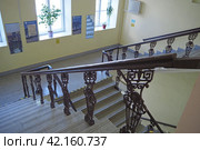 Nizhny Novgorod, Russia, Gagrina avenue 23, Lobachevsky University, 29.01.2022. A beautiful staircase with marble steps and wrought iron railings in the University building. Стоковое фото, фотограф Egor Sarantstv / Фотобанк Лори