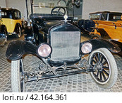 Туристический автомобиль Ford T Runabout 1925 года выпуска. Музей автомобильной техники. Верхняя Пышма, Россия (2020 год). Редакционное фото, фотограф Сергей Елизарьев / Фотобанк Лори