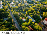 Квартал города с малоэтажной застройкой, утопающий в зелени (2021 год). Редакционное фото, фотограф Илья Старков / Фотобанк Лори