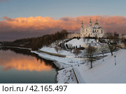 Assumption Mountain, the Holy Spirit Monastery and the Holy Assumption Cathedral on the banks of the Western Dvina and Vitba rivers on a sunny winter evebibg, Vitebsk, Belarus. Стоковое фото, фотограф Ula Ulachka / Фотобанк Лори