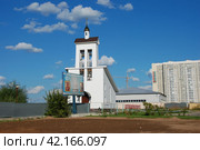 Крестильный храм в честь иконы Божией Матери «Феодоровская». Храмовый комплекс Александра Невского в Новокуркине. Город Химки. Московская область (2011 год). Редакционное фото, фотограф lana1501 / Фотобанк Лори