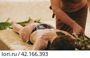 A male bathhouse attendant conducts a foam procedure in the hammam to a woman. Стоковое видео, видеограф Юрий Поздников / Фотобанк Лори