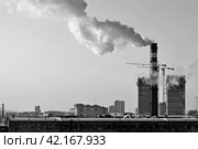 Промышленный заводской  пейзаж на фоне зимнего синего неба. Редакционное фото, фотограф Сергеев Валерий / Фотобанк Лори