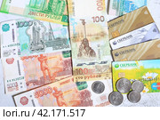 Наличные рубли и пластиковые банковские карты сбербанка крупным планом (2024 год). Редакционное фото, фотограф Яна Королёва / Фотобанк Лори
