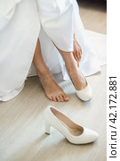 Невеста обувает туфли. Туфли невесты. Сборы невесты. The bride puts on her shoes. Bride's shoes. Bride's preparations. Стоковое фото, фотограф Ольга Митряева / Фотобанк Лори
