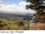 Woman sits on a mountain cliff. Стоковое фото, фотограф Юлия Бабкина / Фотобанк Лори