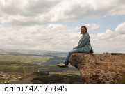 Woman on mountain cliff. Стоковое фото, фотограф Юлия Бабкина / Фотобанк Лори