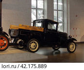 Автомобили марки "Ford" сходят с  конвейера. Копия автомобильного подвижного сборочного конвейера завода Форд. Музей автомобильной техники. Верхняя Пышма, Россия (2022 год). Редакционное фото, фотограф Сергей Елизарьев / Фотобанк Лори