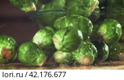 Brussels sprouts fall on the table. Filmed on a high-speed camera at 1000 fps. Стоковое видео, видеограф Артем Шадрин / Фотобанк Лори