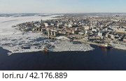 Вид на город Архангельск во время ледохода. Порт (2020 год). Стоковое видео, видеограф Яковлев Сергей / Фотобанк Лори