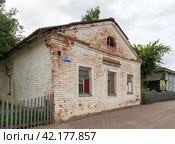 Усадьба Олениных (дворянская усадьба), флигель. Улица Дзержинского, 69. Торжок, Тверская область (2021 год). Редакционное фото, фотограф Александр Щепин / Фотобанк Лори