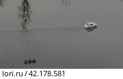 Prague, Czech Republic - October 17, 2018. A police boat on the Vltava River. Fishing boat with fishermen. Стоковое видео, видеограф Даниил Хабаров / Фотобанк Лори