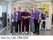 Инструктора Балашихинского центра Бубновского на общем фотоснимке в центре Сергей Михайлович Бубновский (2024 год). Редакционное фото, фотограф Дмитрий Неумоин / Фотобанк Лори