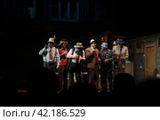 Сцена из спектакля тетра "Комедии","Энергичные люди" Сант-Петербург (2023 год). Редакционное фото, фотограф Дмитрий Неумоин / Фотобанк Лори