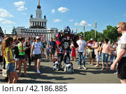 Шоу гигантских роботов трансформеров. Празднование юбилея ВДНХ - 75 лет. Москва (2014 год). Редакционное фото, фотограф lana1501 / Фотобанк Лори