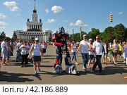 Шоу гигантских роботов трансформеров. Празднование юбилея ВДНХ - 75 лет. Москва (2014 год). Редакционное фото, фотограф lana1501 / Фотобанк Лори